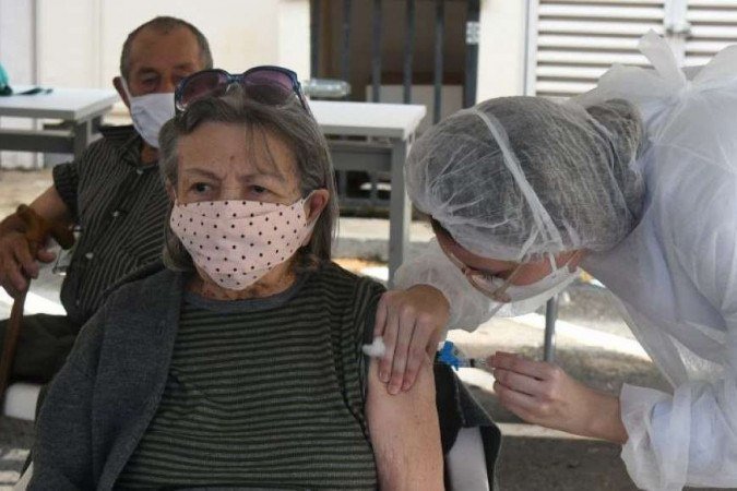 Começa vacinação da segunda dose contra a covid-19 para idosos que vivem em asilos e profissionais da saúde. Na foto, Edilice Sousa Melo de Melo