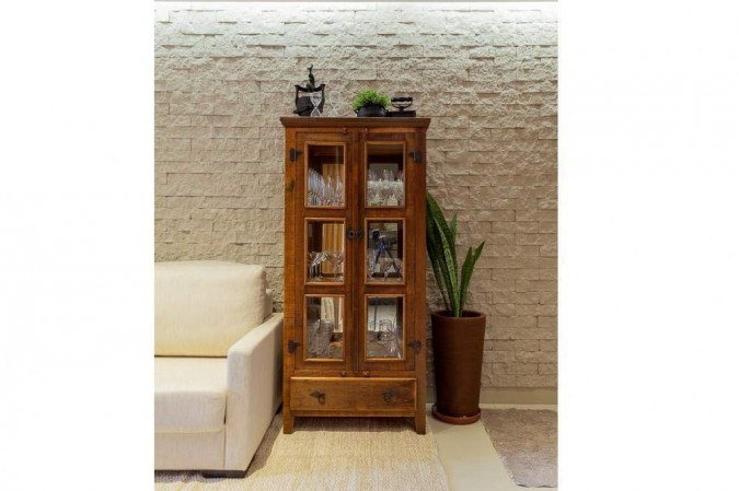 Parede de tijolinhos e cristaleira rústica dão um toque mais aconchegante ao ambiente