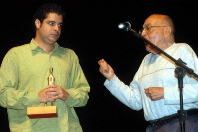 O diretor Bernardo Bernardes, em 2004, ao lado do poeta Cassiano Nunes, no palco do Cine Brasília -  (crédito: Evandro Matheus/ CB DA Press)