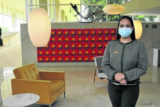 Recepcionista bilíngue no Brasília Palace Hotel, Letícia Santana atende, em maioria, hóspedes brasilienses -  (crédito: Marcelo Ferreira/CB/D.A Press)