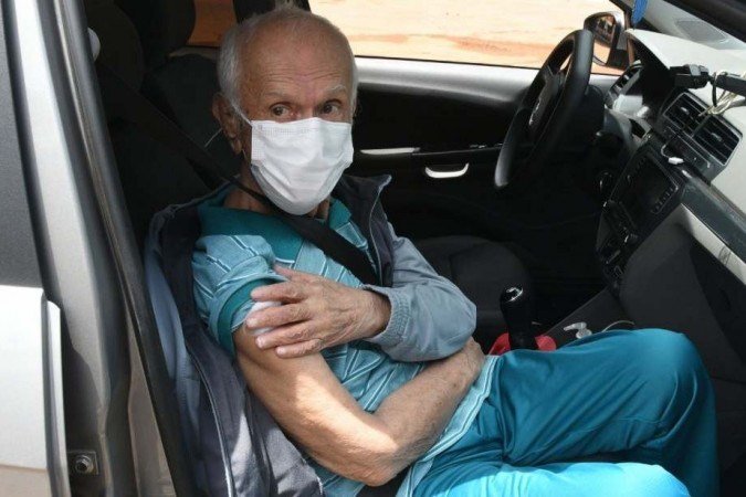 Diagnosticado com Alzheimer, José precisou da ajuda do filho para tomar a primeira dose da vacina
