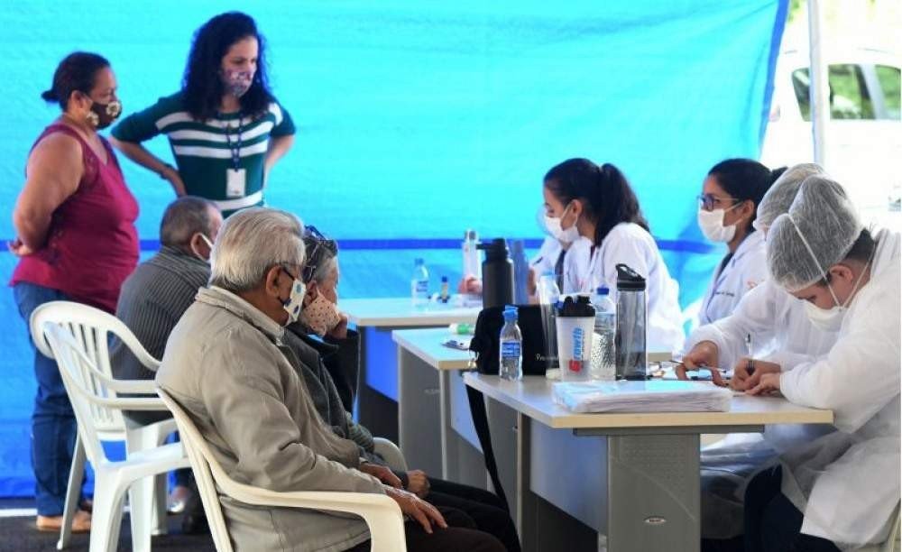 Começa vacinação da segunda dose contra a covid-19 para idosos que vivem em asilos e profissionais da saúde