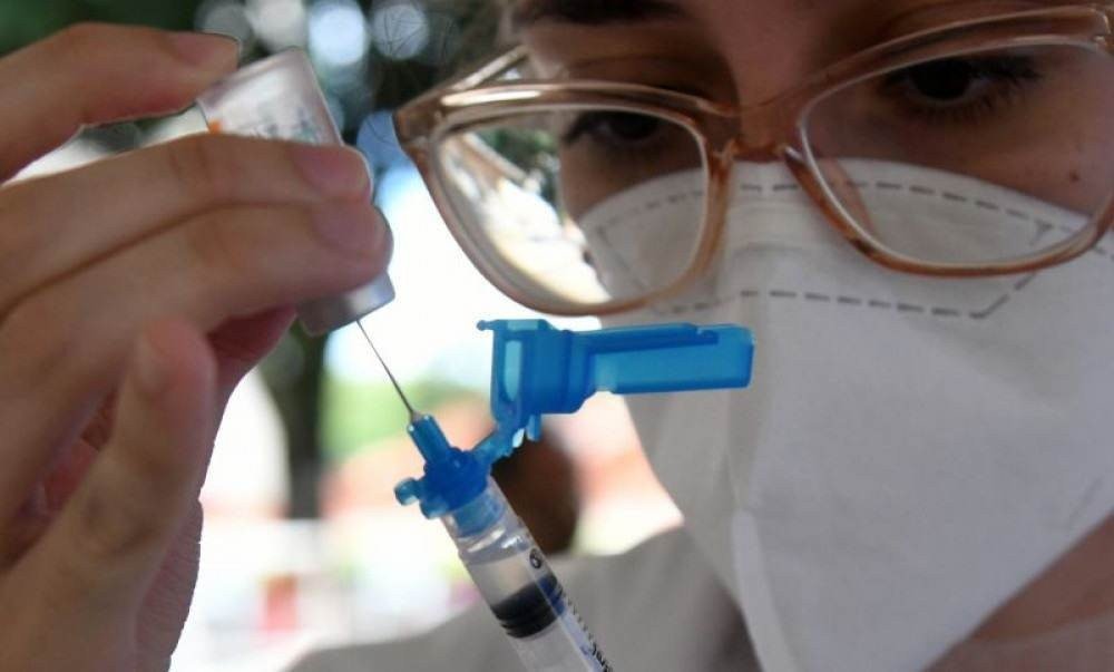 Começa vacinação da segunda dose contra a covid-19 para idosos que vivem em asilos e profissionais da saúde