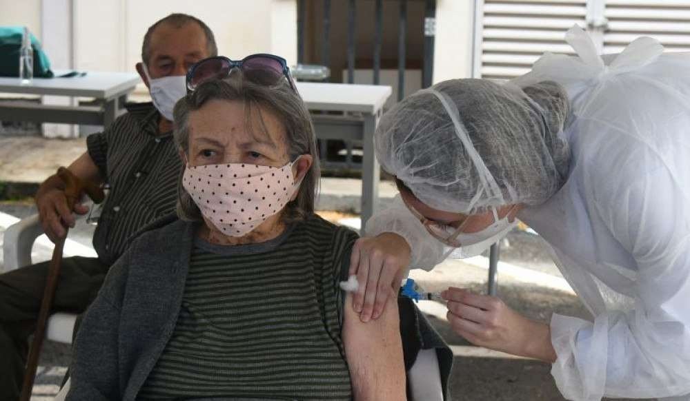 Começa vacinação da segunda dose contra a covid-19 para idosos que vivem em asilos e profissionais da saúde. Na foto, Edilice Sousa Melo de Melo