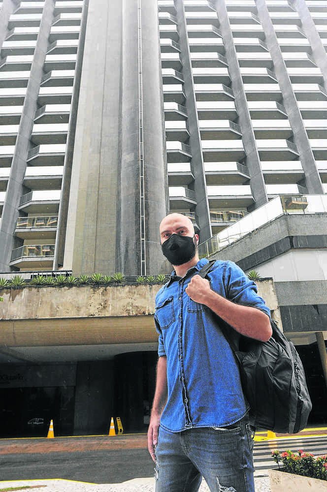 Alan Omckem trocou, temporariamente, sua casa na Asa Norte por um quarto de hotel