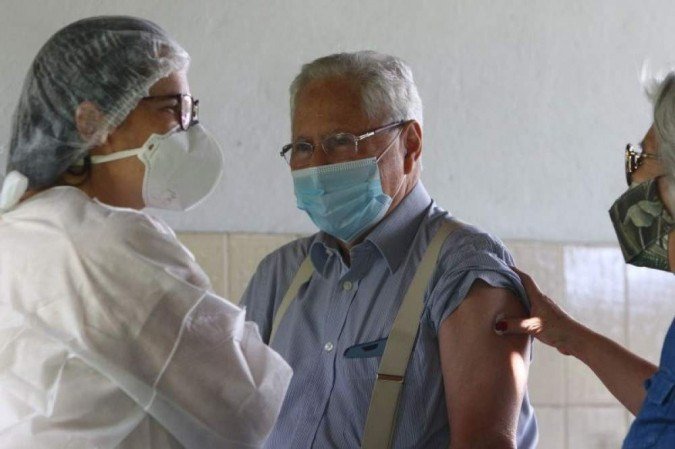 Vacinação covid-19. Segundo dia de vacinação em idosos de 79 anos. Posto de Saúde da 612 Sul. Na foto, Laercio Trentini.