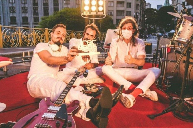 A banda O Terno apresenta show inédito do quarto álbum de trabalho '<atrás/além>'. -  (crédito: Rec-BeatSP/ Divulgação)