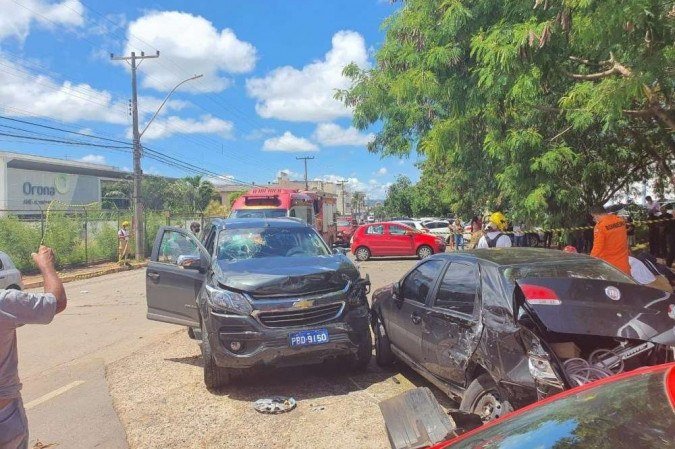 O homem bateu em veículos que estavam estacionados no local após passar mal enquanto dirigia -  (crédito: CBMDF/Divulgação)