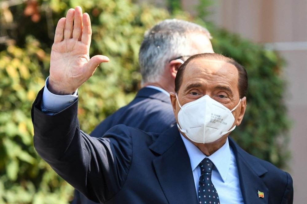 Berlusconi é de novo hospitalizado, em meio a processo judicial