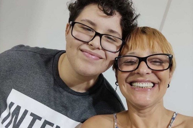 Simone Souza, 49 anos, fala sobre a filha, Riani de Souza Alvaro, de 16. "Sempre foi estudiosa e atenciosa. Aprendeu a ler sozinha aos quatro anos de idade, &eacute;poca em que a matriculei no curso de ingl&ecirc;s".