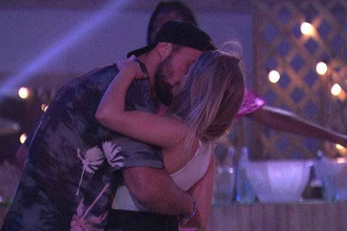 Beijo de Arthur e Carla Diaz foi comemorado na casa do BBB21 -  (crédito: GShow/Divulgação)