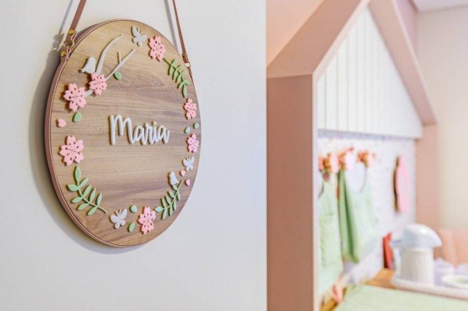 Placa personalizada por Thais Braga: cuidado com os detalhes 