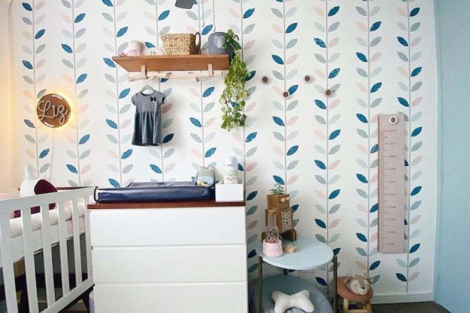 Elementos da natureza e régua para acompanhar o crescimento da criança no quarto com cores da Suvinil