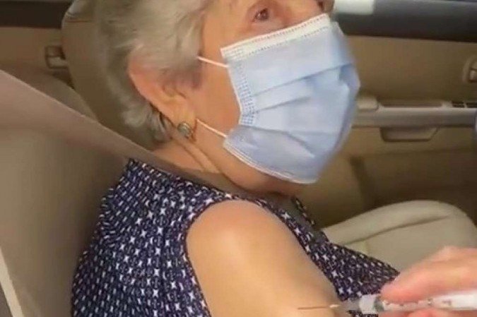 Idosa só foi realmente vacinada depois que filha notou o erro e avisou a profissional de saúde - (crédito: Reprodução/Redes Sociais) Idosa só foi realmente vacinada depois que filha notou o erro e avisou a profissional de saúde - (crédito: Reprodução/Redes Sociais)
