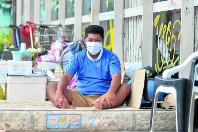 Sem dinheiro para pagar o aluguel e comprar itens básicos, o ambulante Guilherme Santos voltou para as ruas - (crédito: Ed Alves/CB/D.A Press) Sem dinheiro para pagar o aluguel e comprar itens básicos, o ambulante Guilherme Santos voltou para as ruas - (crédito: Ed Alves/CB/D.A Press)