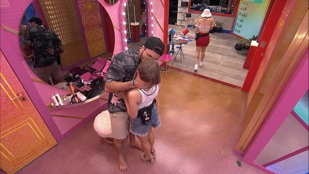 Arthur e Carla Diaz se beijam no BBB21