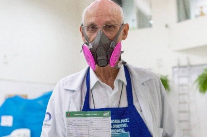 Religioso viralizou na semana passada depois de tentar tirar a marretadas pedras colocadas embaixo de um viaduto -  (crédito: Reprodução/Twitter)