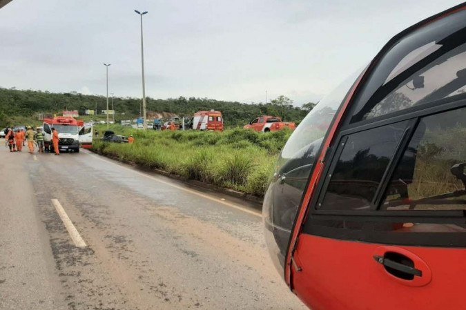 A pista chegou a ficar interditada, mas o trânsito já foi liberado - (crédito: Divulgação/CBMDF) A pista chegou a ficar interditada, mas o trânsito já foi liberado - (crédito: Divulgação/CBMDF)