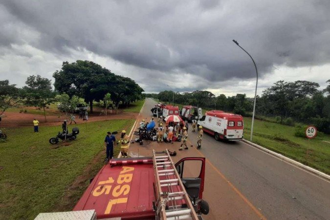 O motociclista morreu no local do acidente, durante o socorro dos bombeiros e do Samu - (crédito: CBMDF/Divulgação) O motociclista morreu no local do acidente, durante o socorro dos bombeiros e do Samu - (crédito: CBMDF/Divulgação)