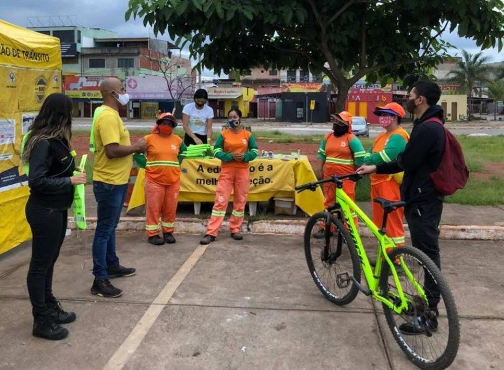 Em ação educativa, Detran orienta ciclistas e motoristas sobre segurança no trânsito