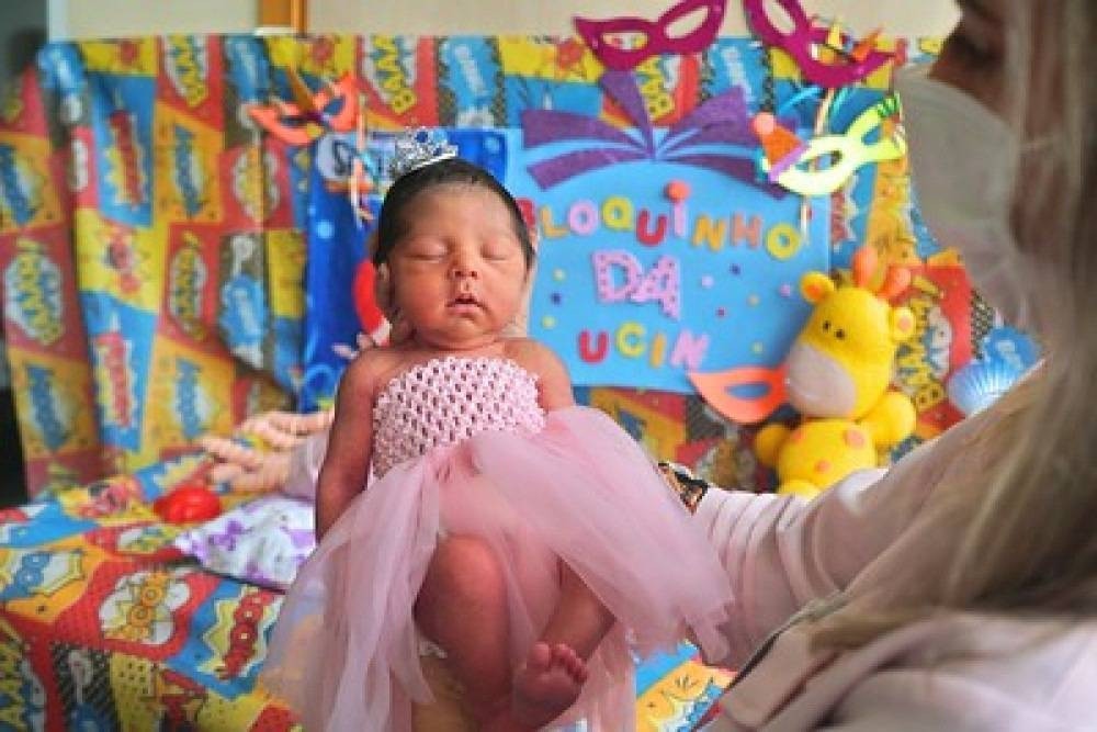 Bebês internados no Hospital de Santa Maria ganham bloquinho de carnaval