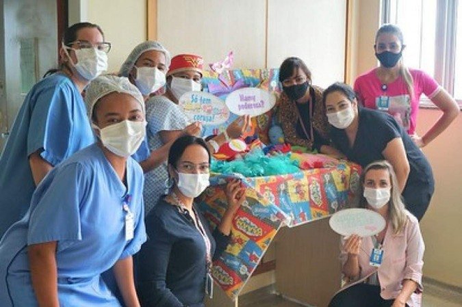 Com uma bandeja recheada de itens carnavalescos, as profissionais de saúde do HRSM abusaram da imaginação