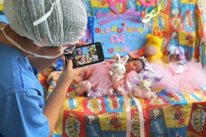 Com uma bandeja recheada de itens carnavalescos, as profissionais de saúde do HRSM abusaram da imaginação