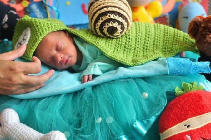 Com uma bandeja recheada de itens carnavalescos, as profissionais de saúde do HRSM abusaram da imaginação