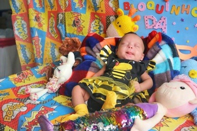 Com uma bandeja recheada de itens carnavalescos, as profissionais de saúde do HRSM abusaram da imaginação