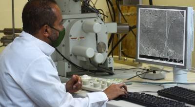 12/02/2021 Crédito: Ed Alves/CB/D.A Press. Brasil. Brasilia - DF. Cidades. Pesquisa sobre o Novo Coronavirus na UnB. Na foto Professor Bergmann Morais Ribeiro, do Instituto de Ciencias Biologicas.