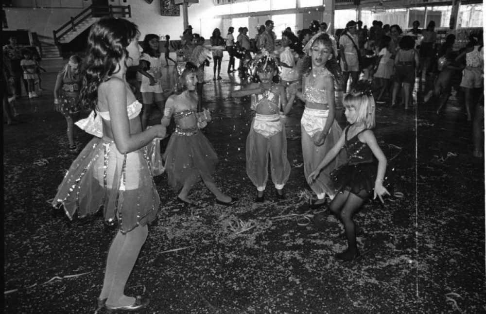 Crianças dançam no baile infantil do Clube Primavera, em 1991