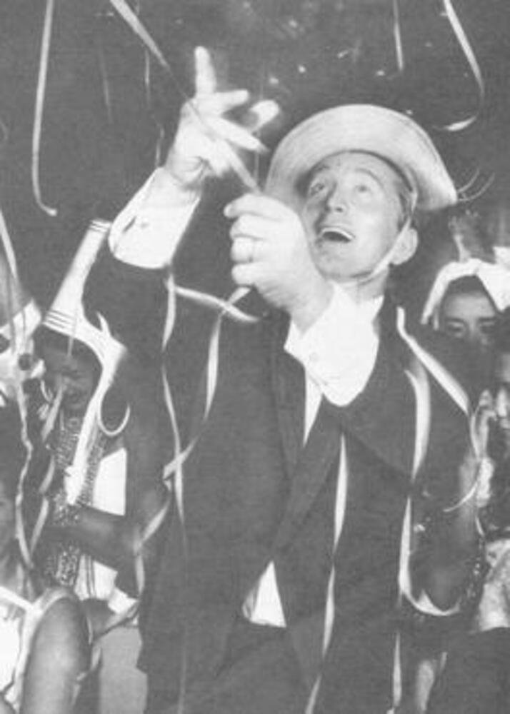 Kirk Douglas curte o carnaval em Brasília