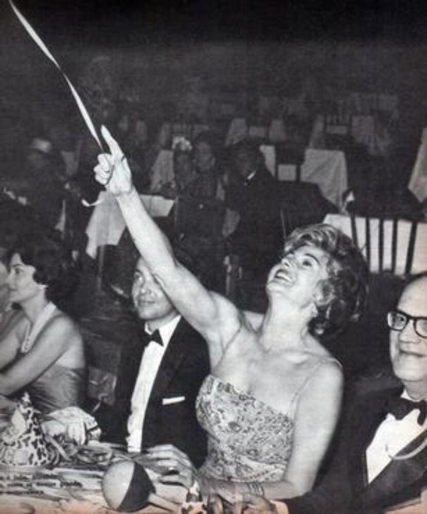 Rita Hayworth curte o carnaval em Brasília