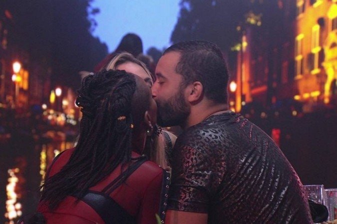 Karol Conká, Sarah e Gilberto se beijam em festa do BBB21 -  (crédito: GShow/ Reprodução)