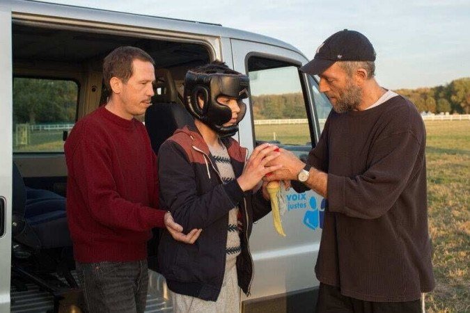 O longa 'Mais que especiais' encerrou o Festival de Cannes e chegará às telas do Brasil -  (crédito: Califórnia/ Divulgação)