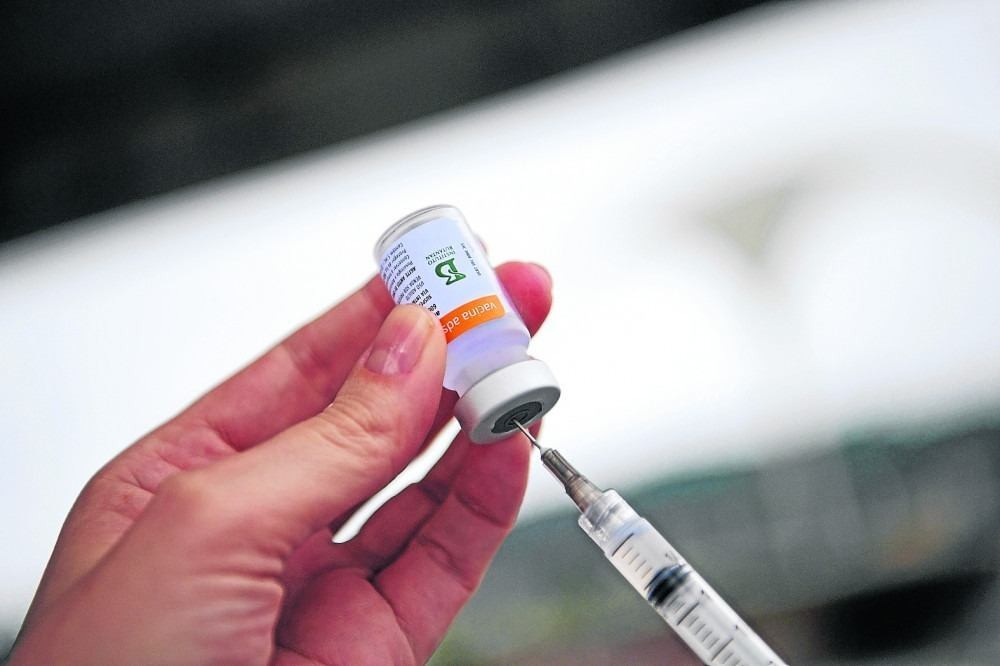 A CoronaVac, da farmacêutica chinesa Sinovac, é a outra vacina que integra o plano de imunização