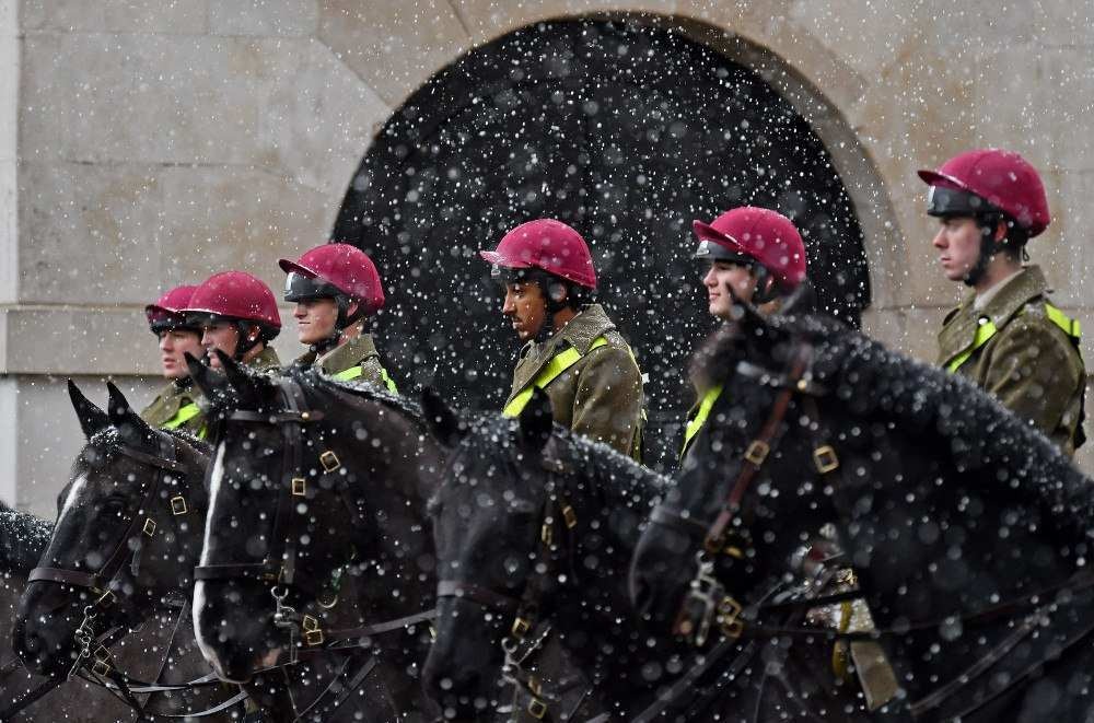 Soldados LGTB expulsos do exército britânico podem recuperar medalhas