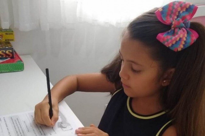 A Isabela estuda em uma escola e est&aacute; no 4&ordm; ano do ensino fundamental