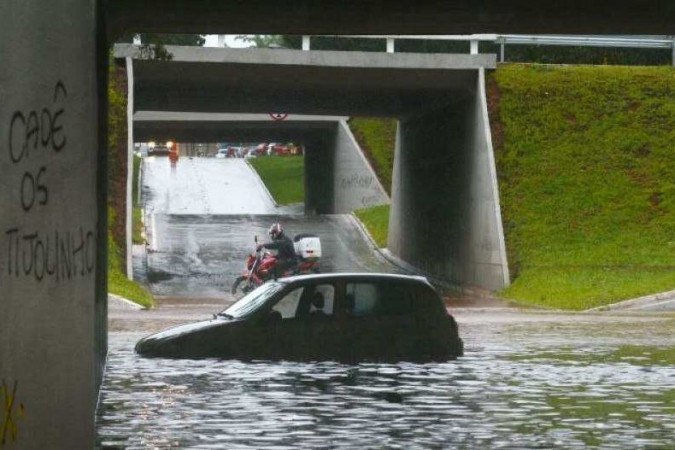 Chuva alaga tesourinha na Asa Norte e interdita trânsito