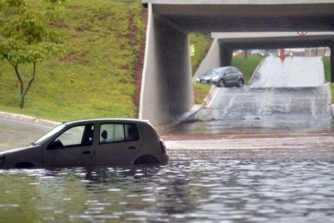 Chuva alaga tesourinha na Asa Norte e interdita trânsito