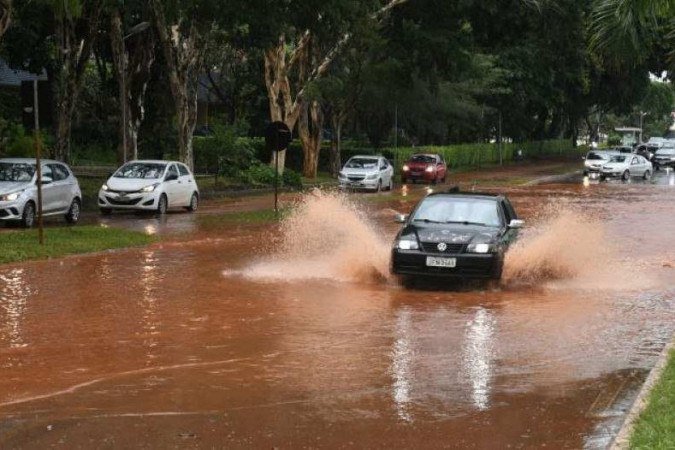 Alagamento na L2 Norte, altura da quadra 602. Chuvas. Forte chuva.