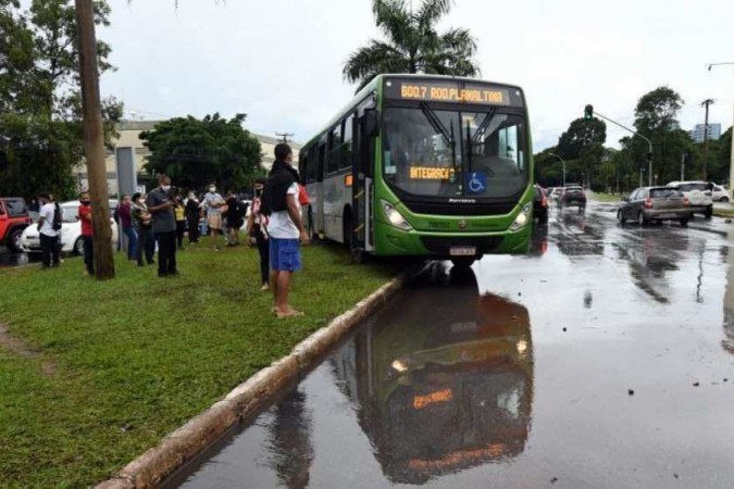 Alagamento na L2 Norte, altura da quadra 603/604, ônibus tentou desviar e ficou atolado. Chuvas. Temporal