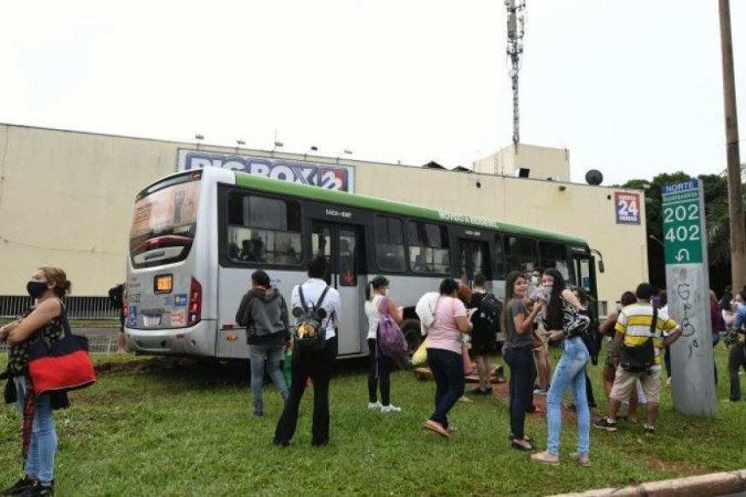 Alagamento na L2 Norte, altura da quadra 603/604, ônibus tentou desviar e ficou atolado. Chuvas. Temporal