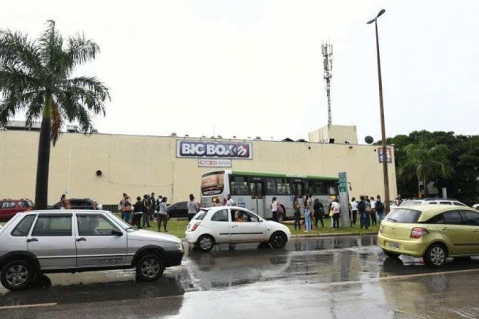 Alagamento na L2 Norte, altura da quadra 603/604, ônibus tentou desviar e ficou atolado. Chuvas. Temporal