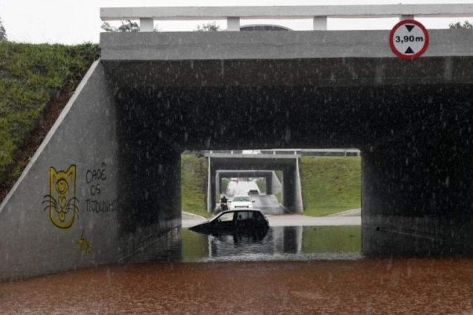 Chuva alaga tesourinha na Asa Norte e interdita trânsito