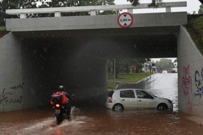 Chuva alaga tesourinha na Asa Norte e interdita trânsito
