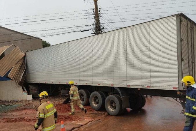 Caminh&atilde;o invade com&eacute;rcio em Santa Maria  -  (crédito: Divulgação / CBMDF)