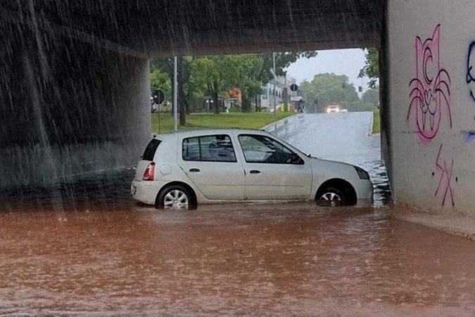 Chuvas deixam locais do Plano Piloto alagados e com trânsito lento. Pontos da Asa Norte, nos Eixos L e W e na W3, ficaram tomados pela água. Tesourinha 209/210 norte