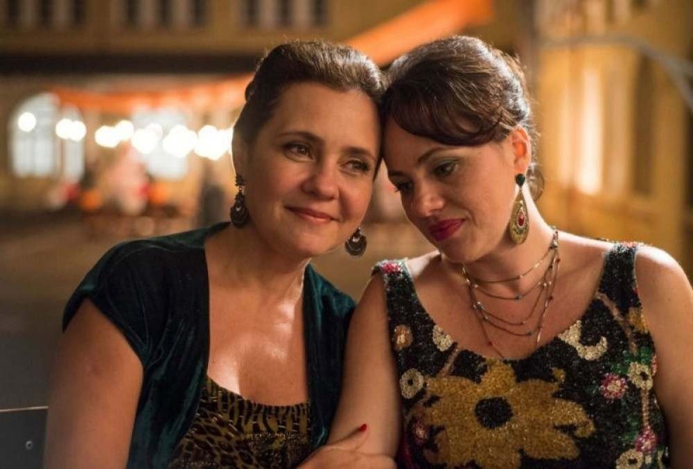 Karine Teles, de 'Bacurau', se revela diretora na performance 'Morra, amor'