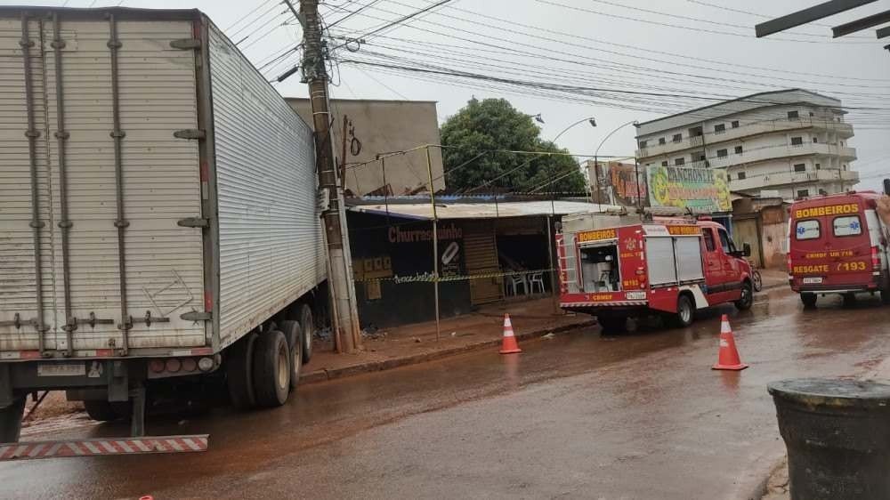 Caminhão invade comércio em Santa Maria 